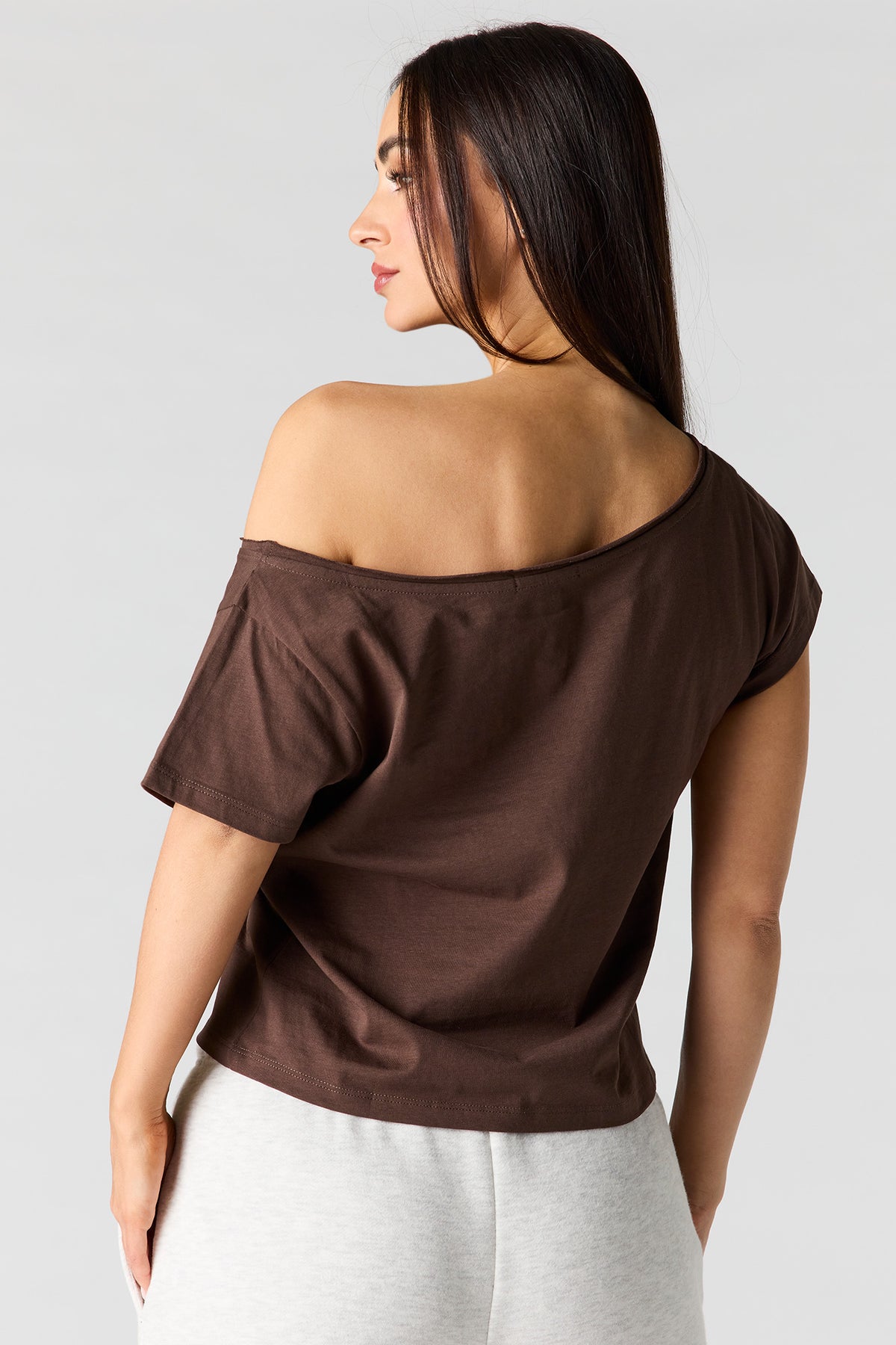 Vue alternative 2. T-shirt imprimé à épaules dénudées