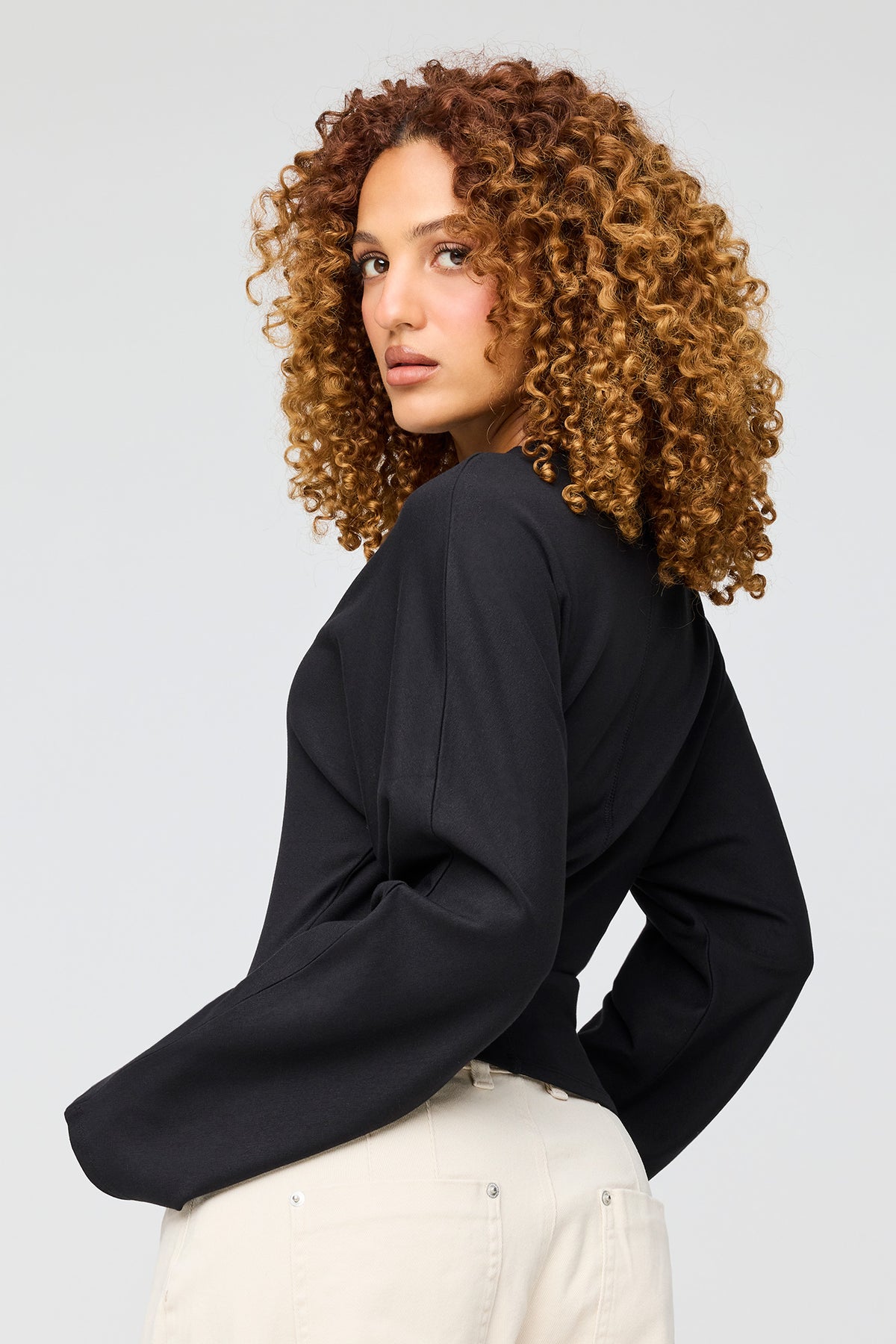 Vue alternative 2. Haut en tricot à manches cloche