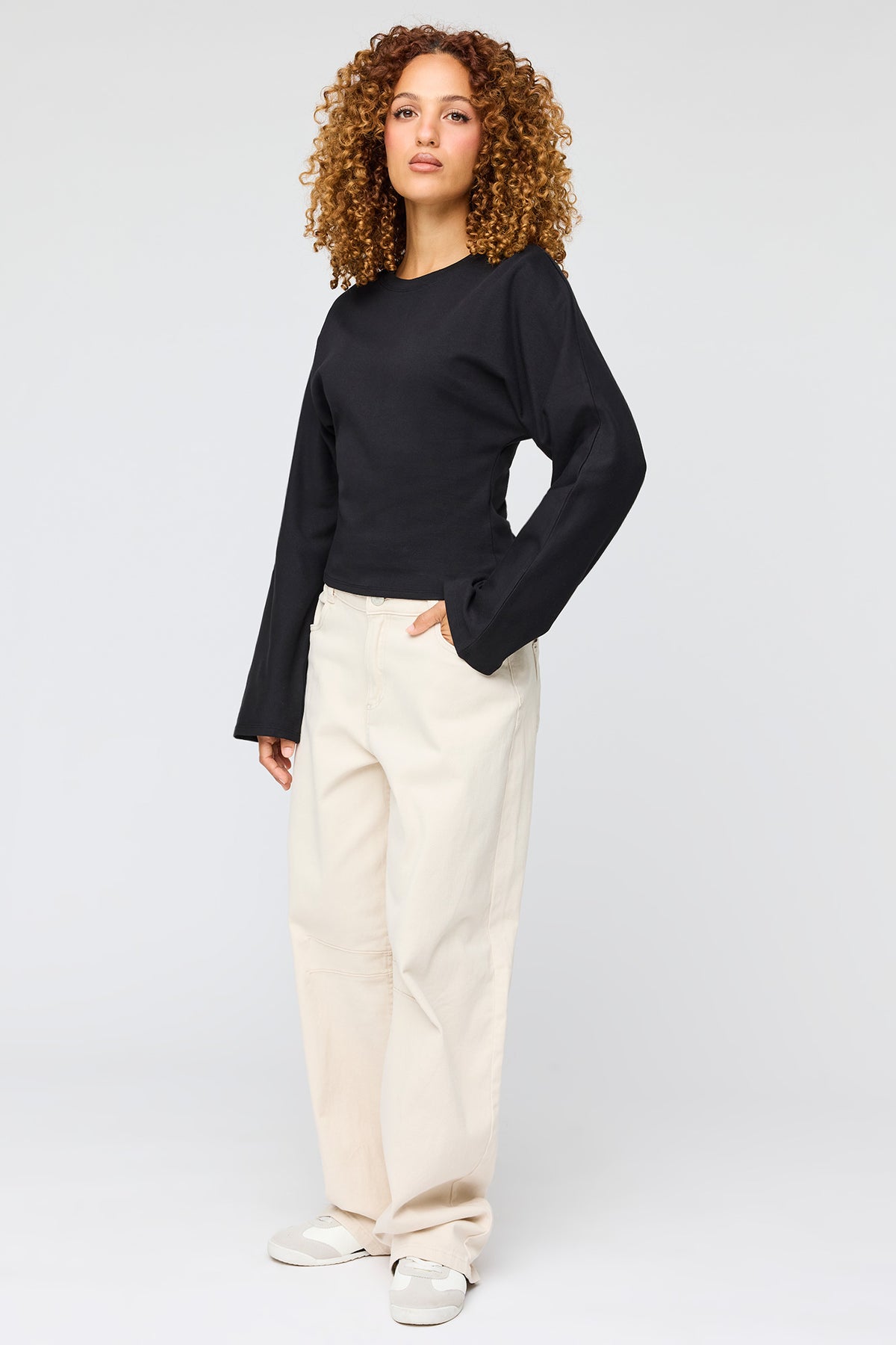 Vue alternative 3. Haut en tricot à manches cloche