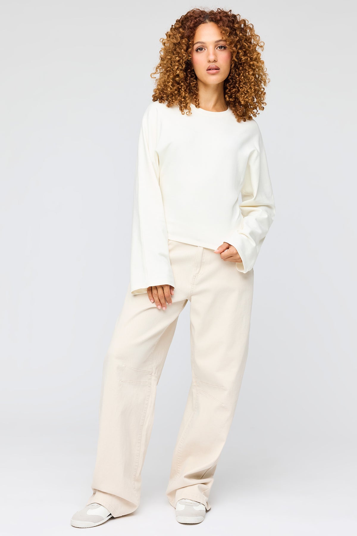 Vue alternative 3. Haut en tricot à manches cloche