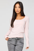 Haut à manches longues avec encolure dégagée