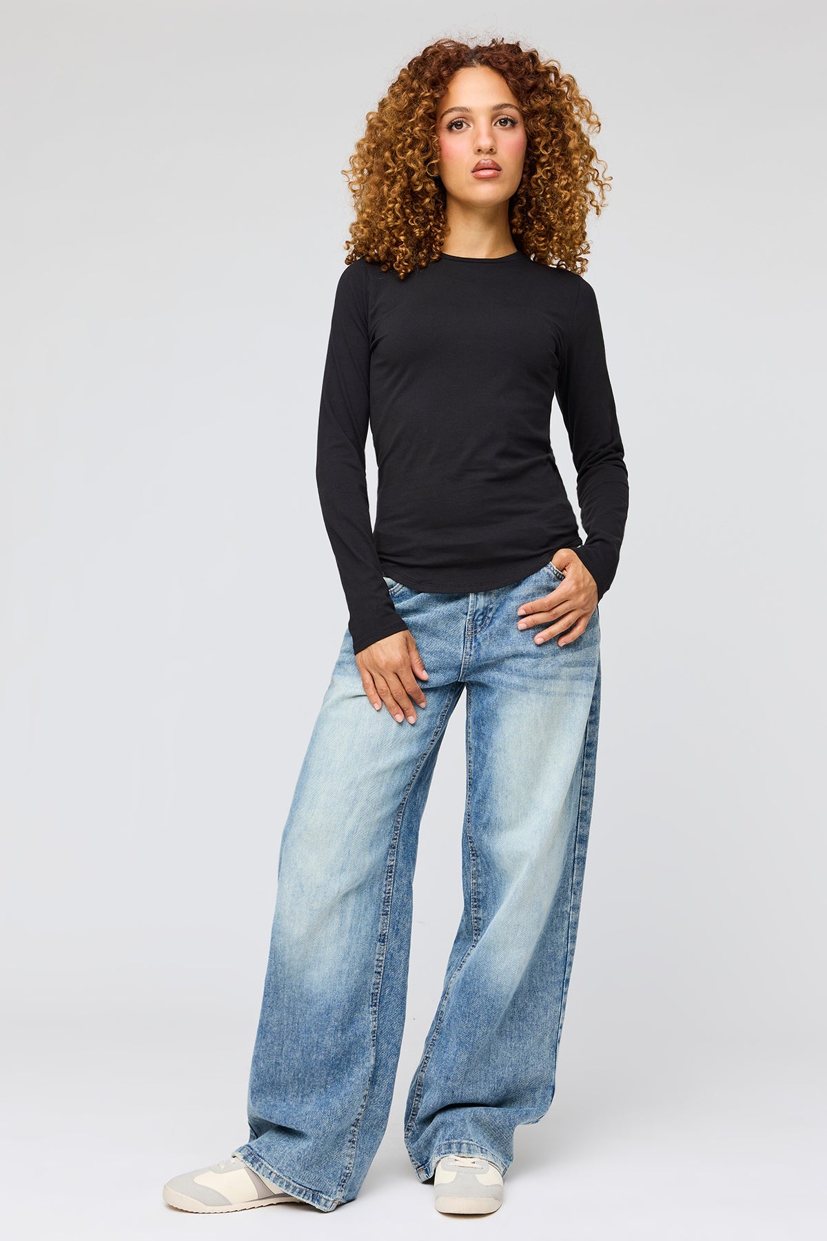 Alt View 3. Curved Hem Long Sleeve Top - Black