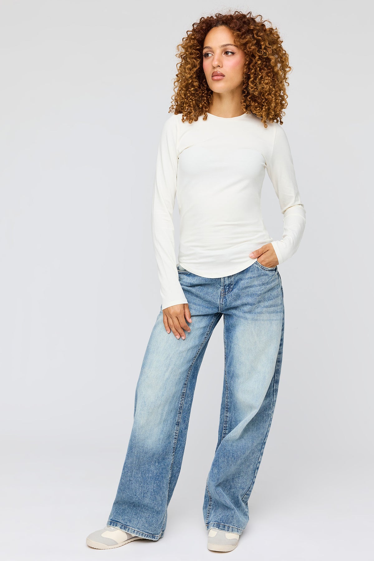 Alt View 3. Curved Hem Long Sleeve Top - White