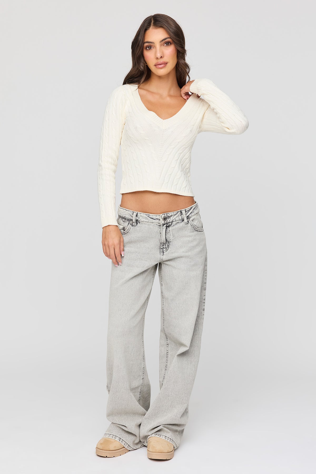 Vue alternative 3. Chandail en tricot torsadé à encolure en V