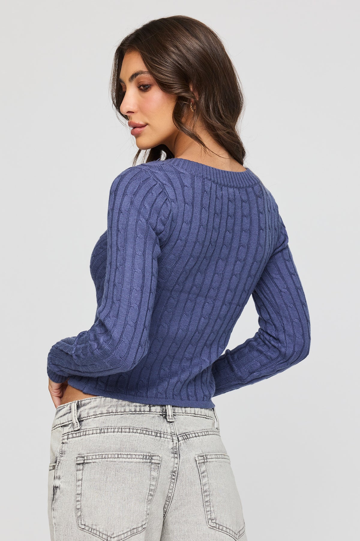 Vue alternative 2. Chandail en tricot torsadé à encolure en V