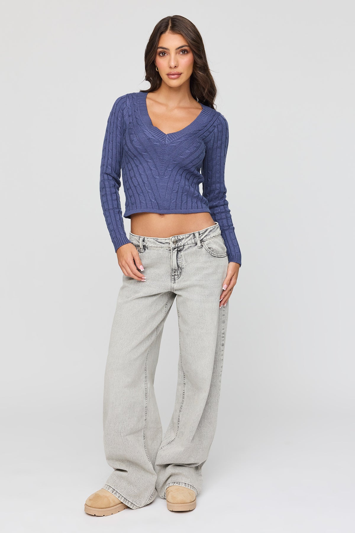 Vue alternative 3. Chandail en tricot torsadé à encolure en V