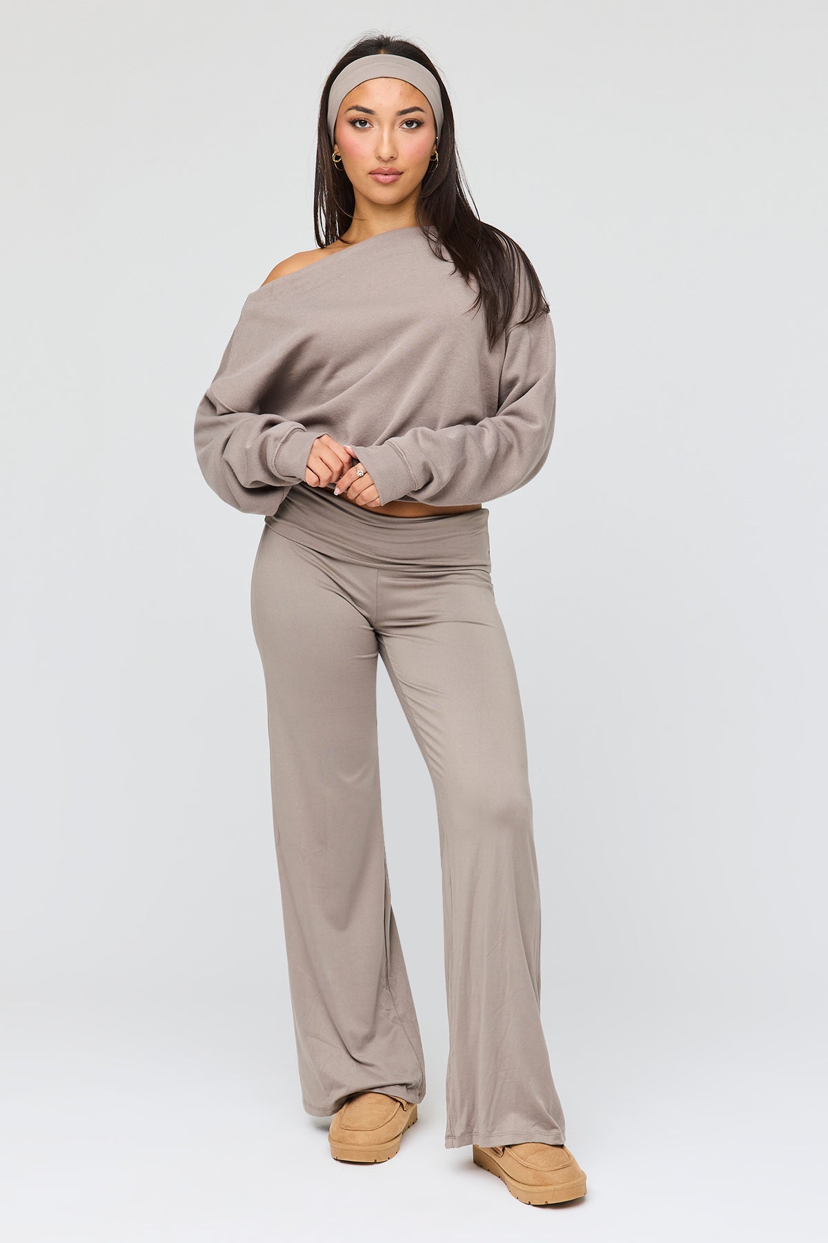 Ensemble avec chandail à épaules dénudées et pantalon à jambe large