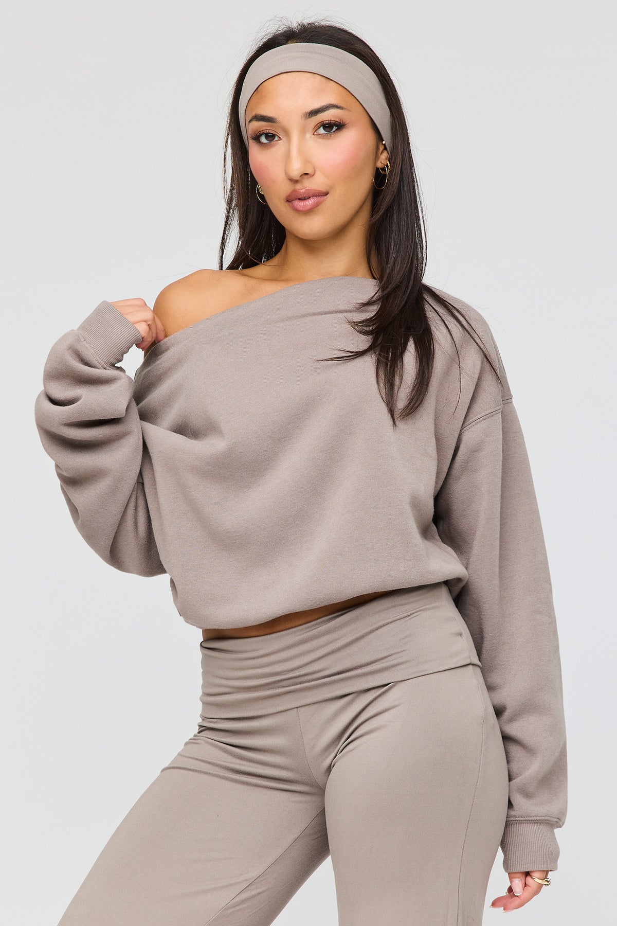 Vue alternative 2. Ensemble avec chandail à épaules dénudées et pantalon à jambe large