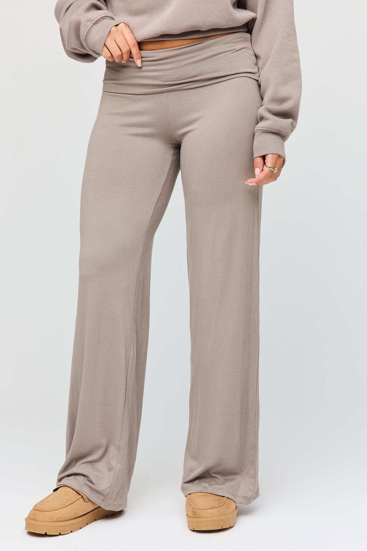 Vue alternative 3. Ensemble avec chandail à épaules dénudées et pantalon à jambe large