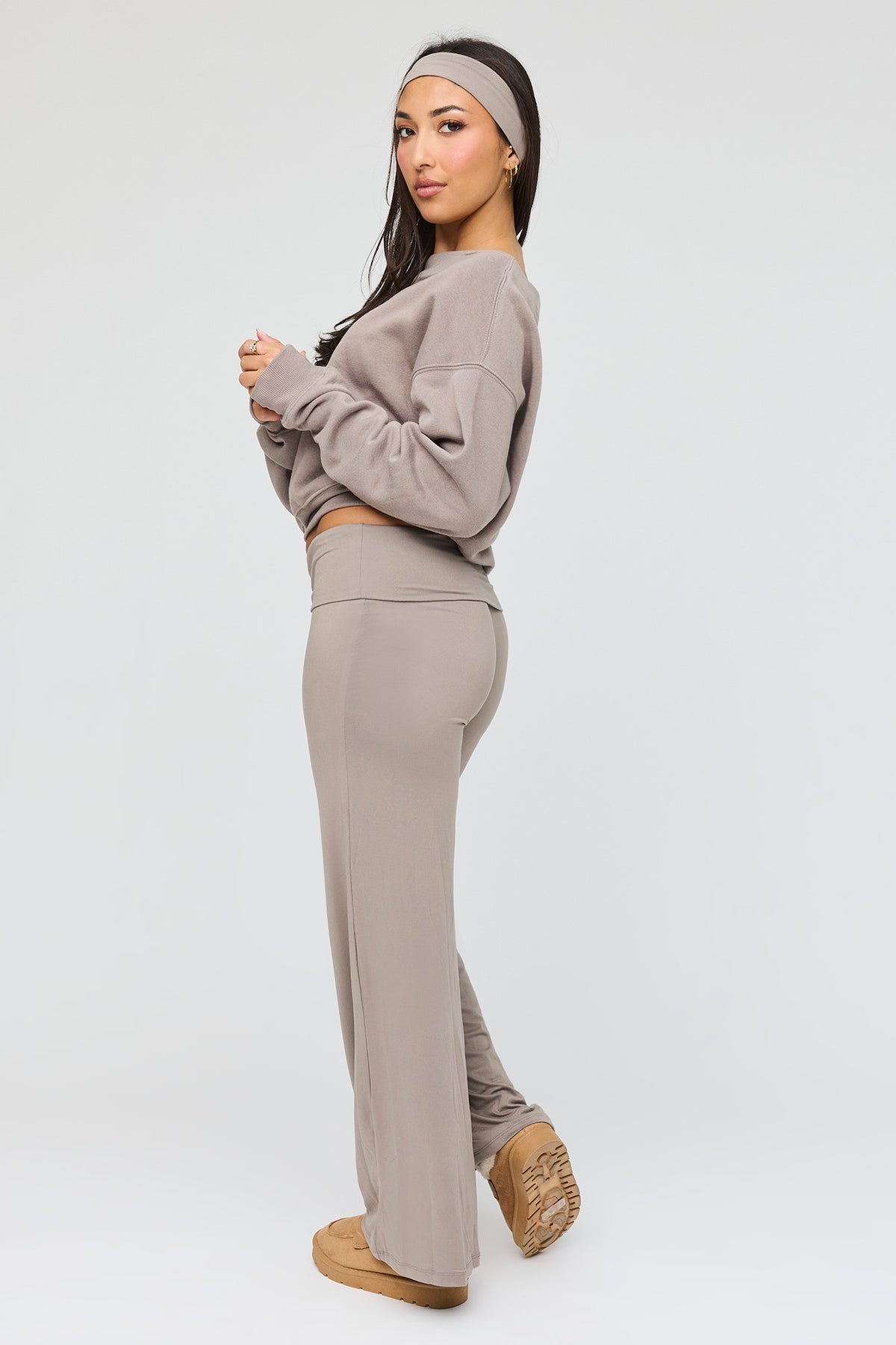 Vue alternative 4. Ensemble avec chandail à épaules dénudées et pantalon à jambe large
