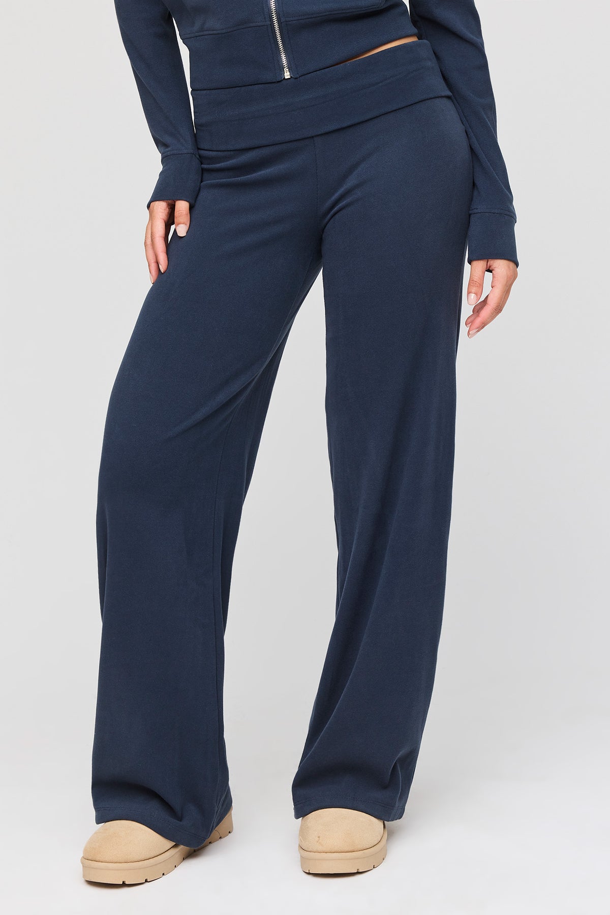 Vue alternative 3. Ensemble avec haut à capuchon et fermeture à glissière et pantalon à jambe large