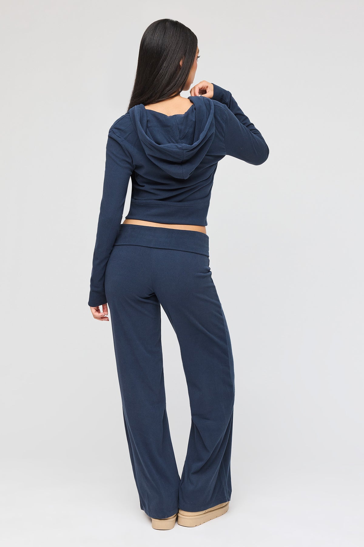 Vue alternative 4. Ensemble avec haut à capuchon et fermeture à glissière et pantalon à jambe large