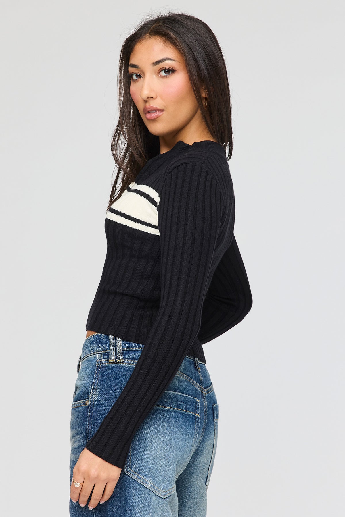 Vue alternative 2. Chandail en tricot côtelé rayé avec fermeture à glissière