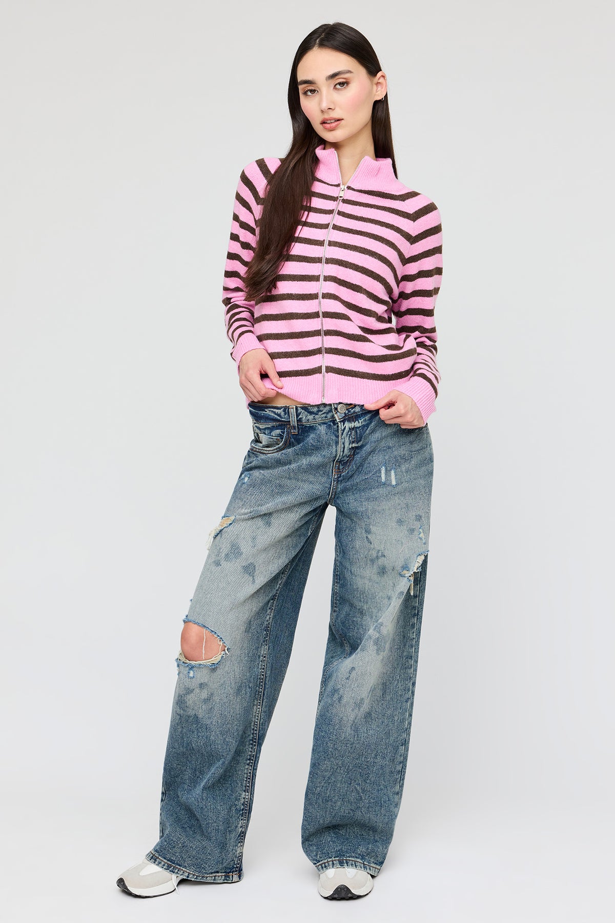 Alt View 3. Oversized Zip Sweater - Pink