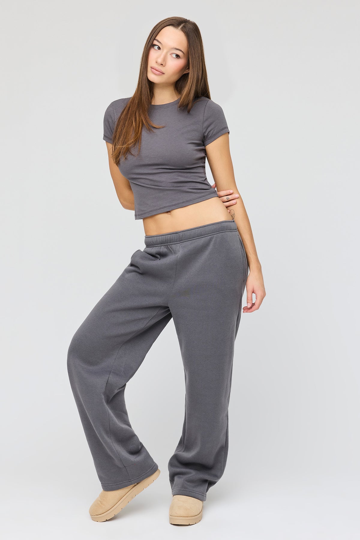 Ensemble avec t-shirt ultracourt, pantalon d'entraînement à jambe large et chaussettes