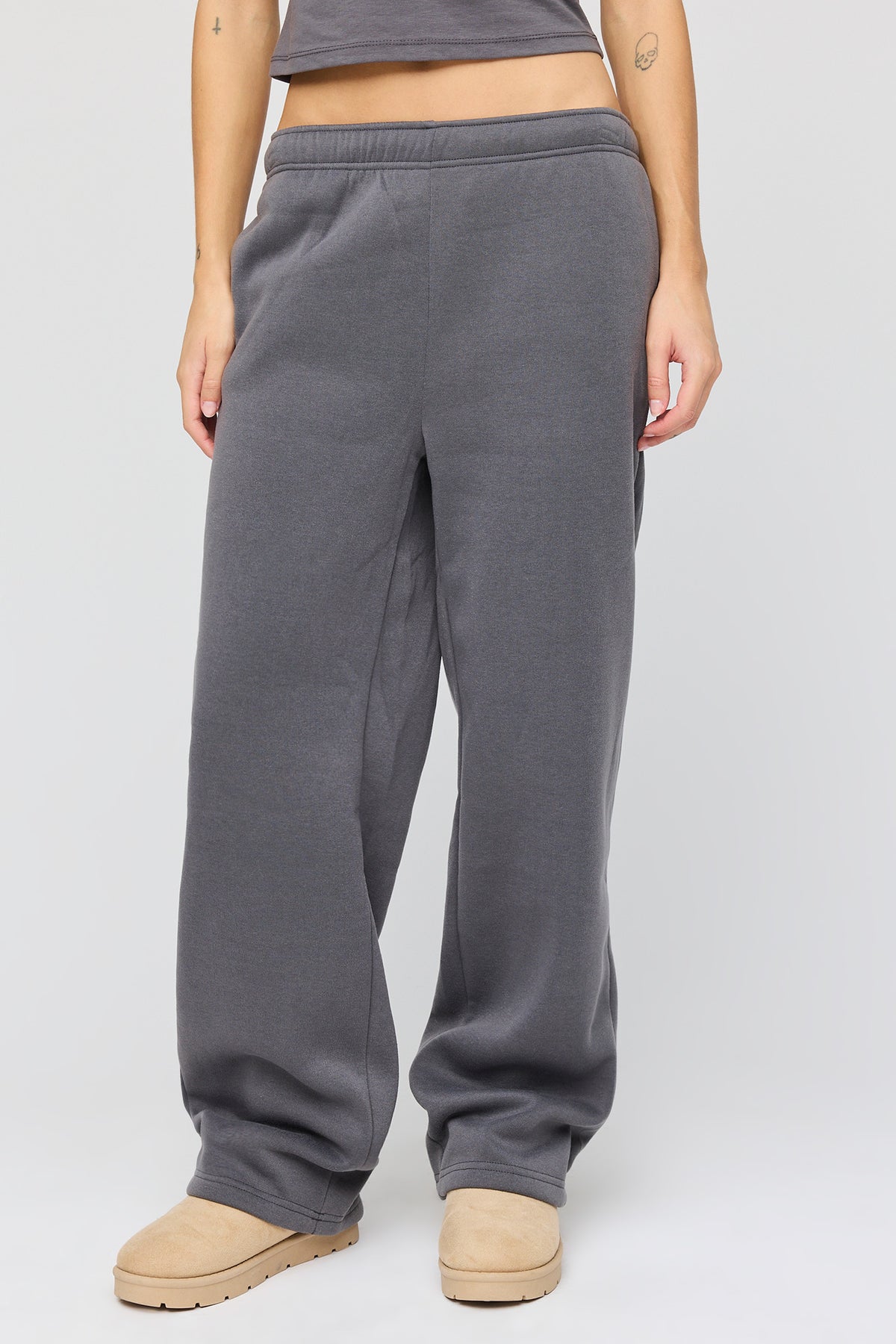Vue alternative 3. Ensemble avec t-shirt ultracourt, pantalon d'entraînement à jambe large et chaussettes