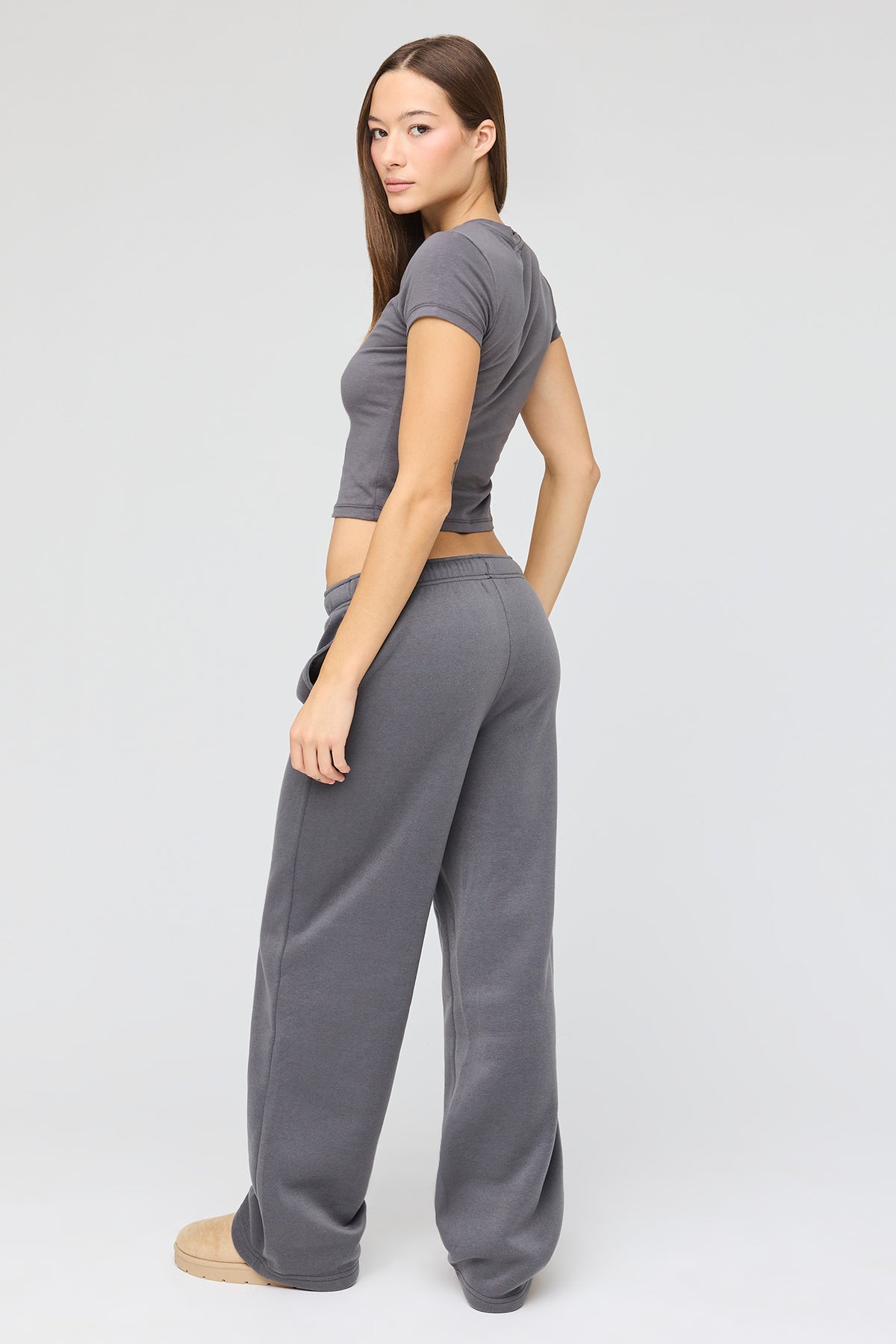 Vue alternative 4. Ensemble avec t-shirt ultracourt, pantalon d'entraînement à jambe large et chaussettes