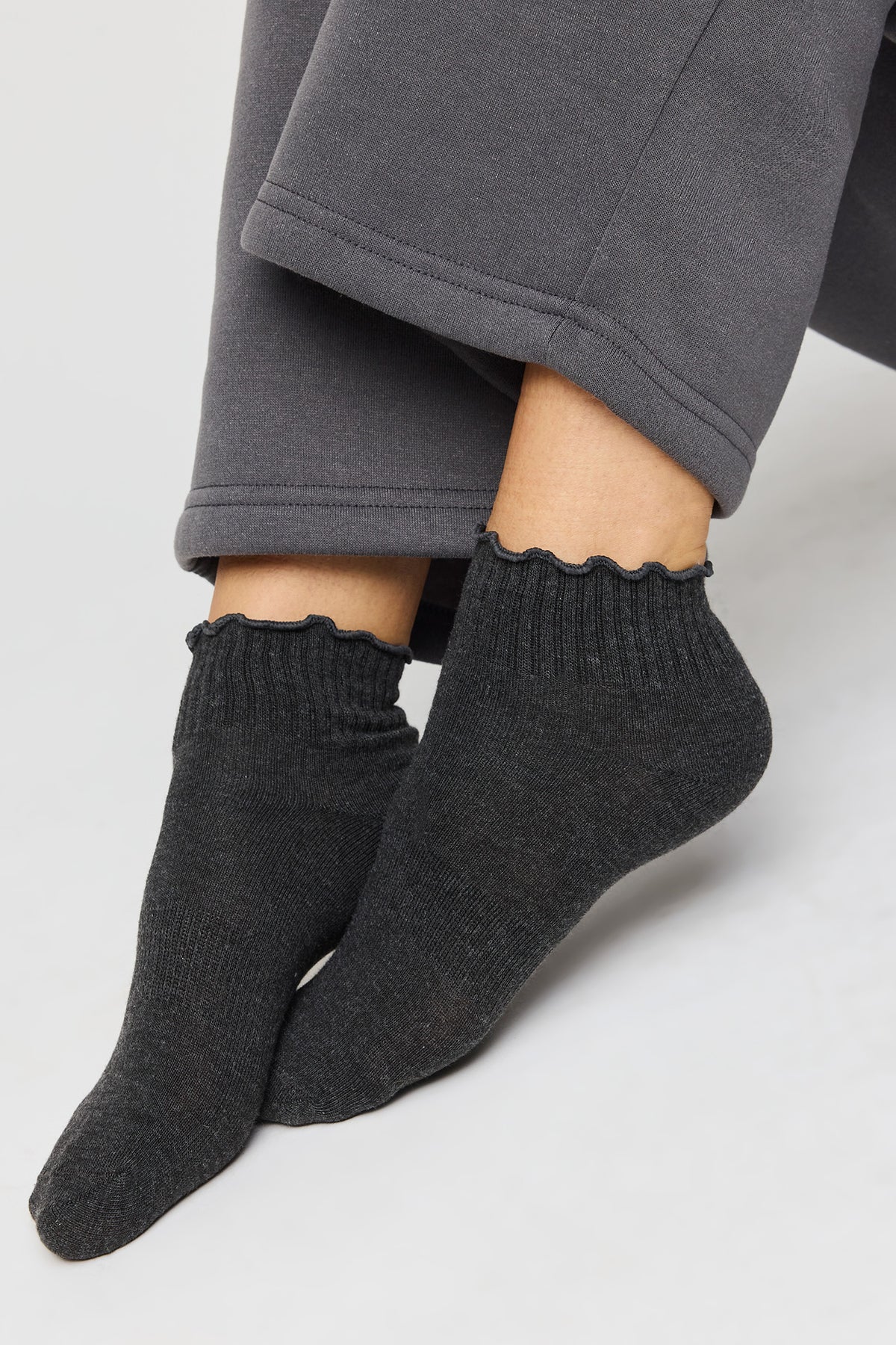 Vue alternative 5. Ensemble avec t-shirt ultracourt, pantalon d'entraînement à jambe large et chaussettes