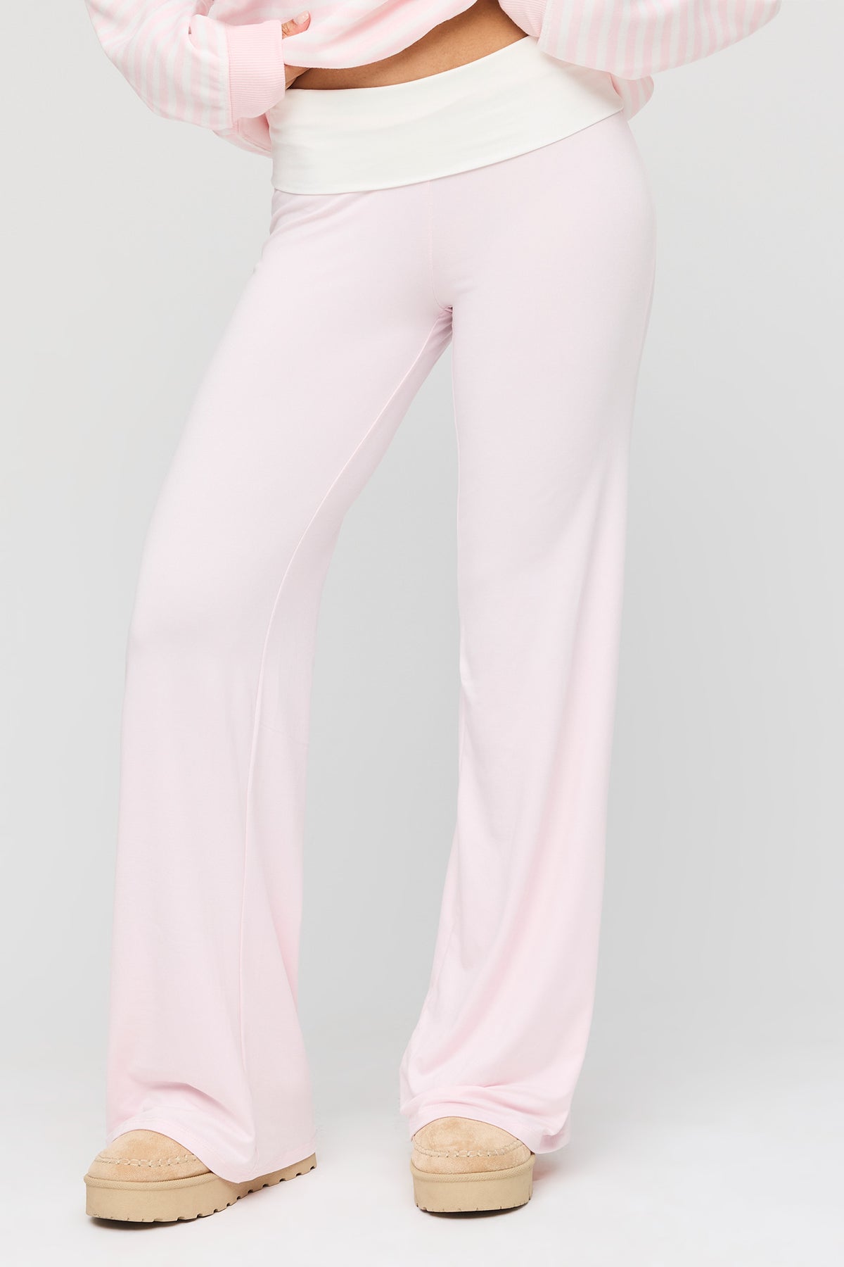 Vue alternative 3. Ensemble avec chandail rayé, pantalon et chaussettes