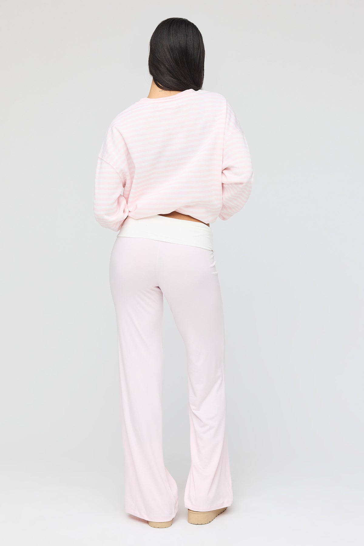 Vue alternative 4. Ensemble avec chandail rayé, pantalon et chaussettes