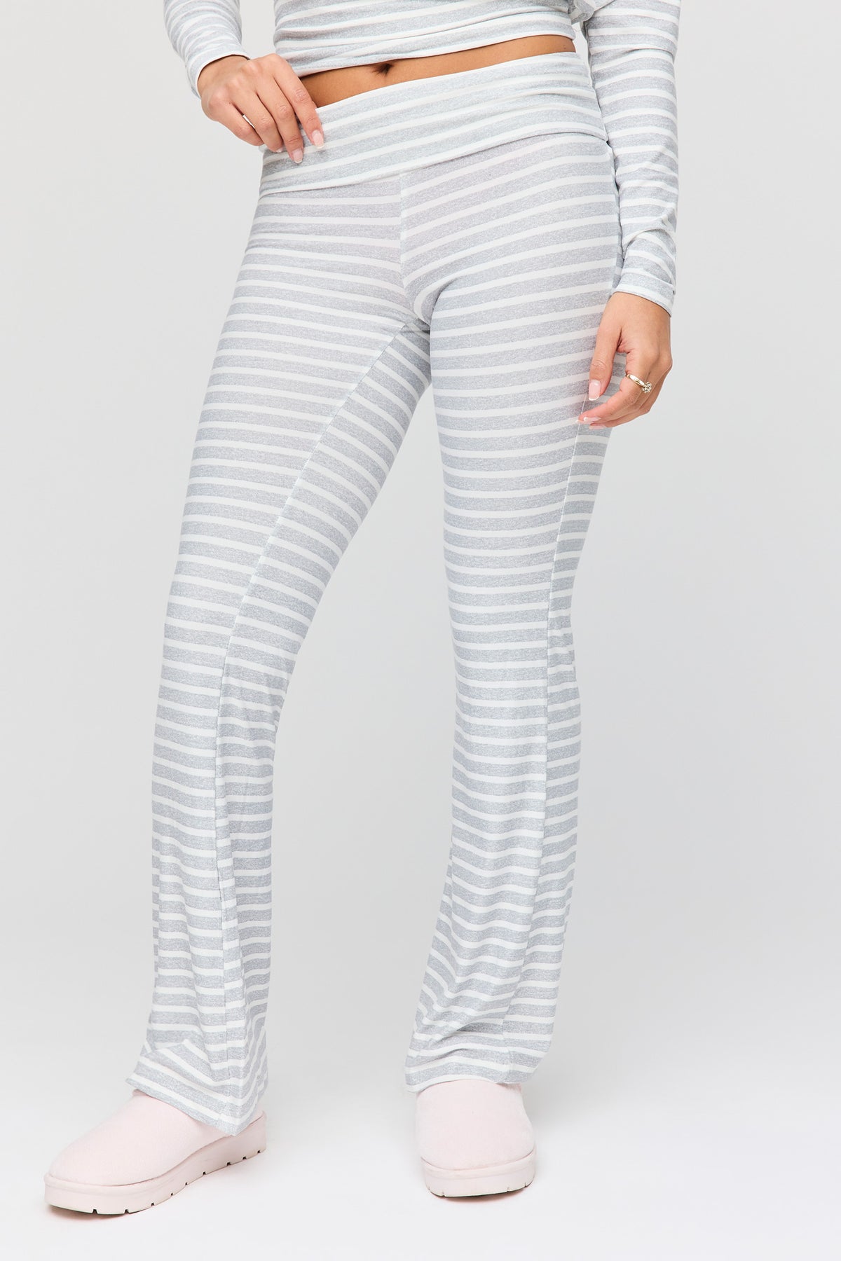 Vue alternative 3. Ensemble avec haut rayé à manches longues, pantalon et bandeau