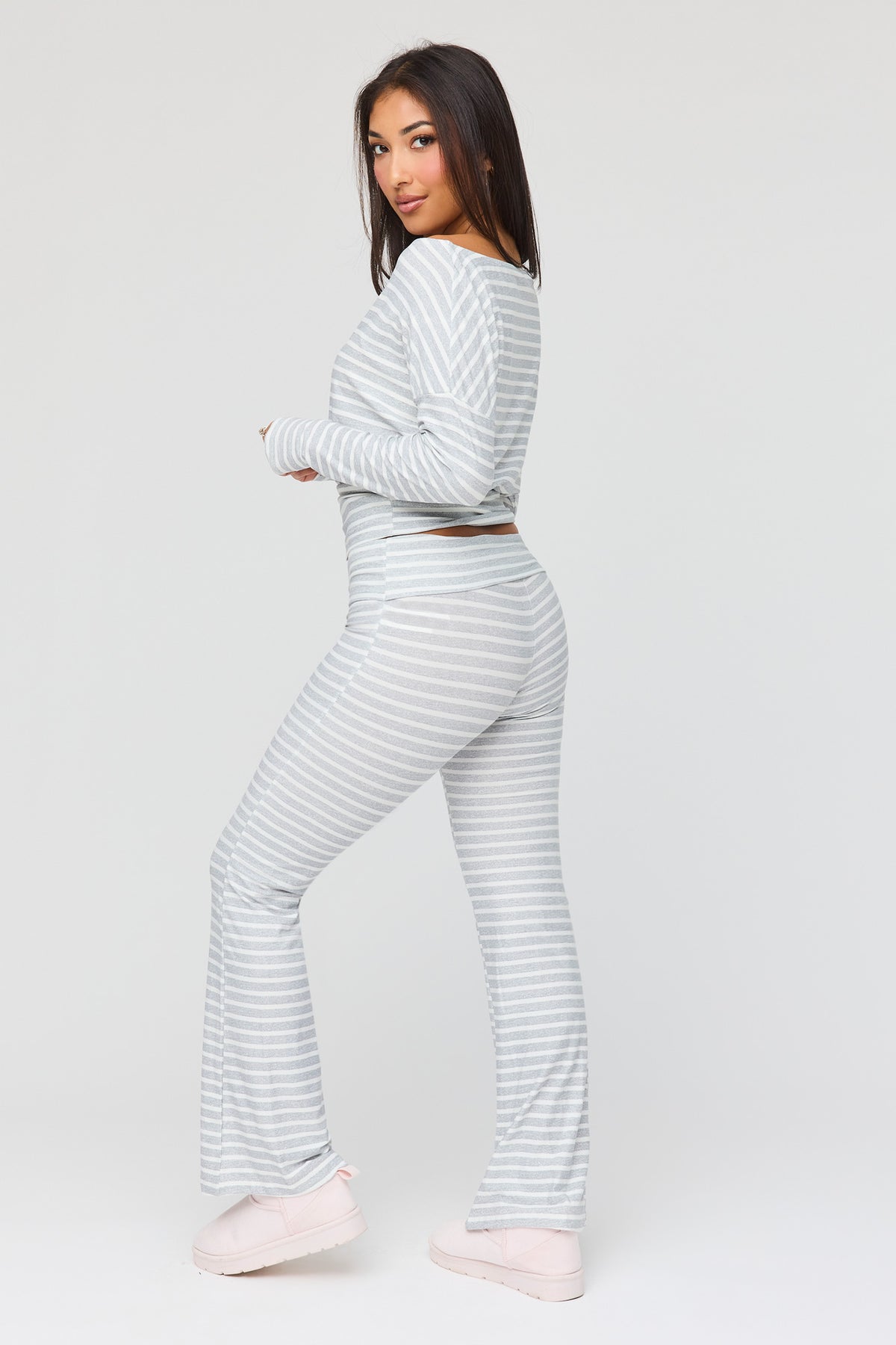 Vue alternative 4. Ensemble avec haut rayé à manches longues, pantalon et bandeau