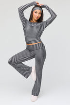Ensemble avec haut rayé à manches longues, pantalon et bandeau