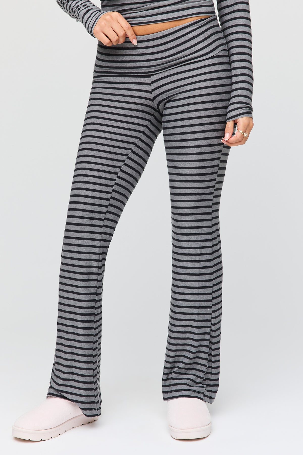 Vue alternative 3. Ensemble avec haut rayé à manches longues, pantalon et bandeau