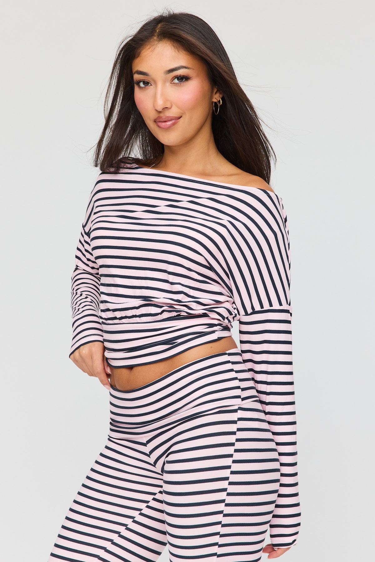 Vue alternative 2. Ensemble avec haut rayé à manches longues, pantalon et bandeau