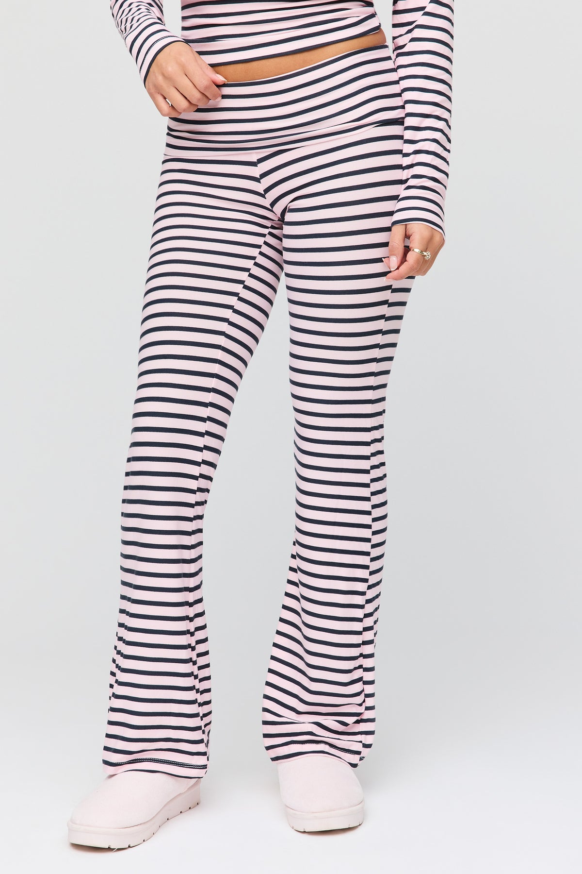 Vue alternative 3. Ensemble avec haut rayé à manches longues, pantalon et bandeau