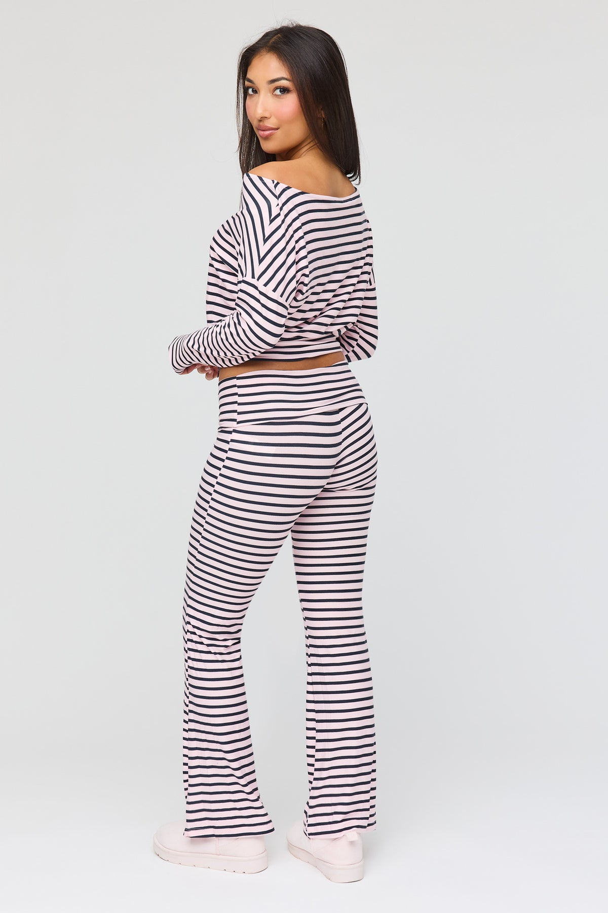 Vue alternative 4. Ensemble avec haut rayé à manches longues, pantalon et bandeau