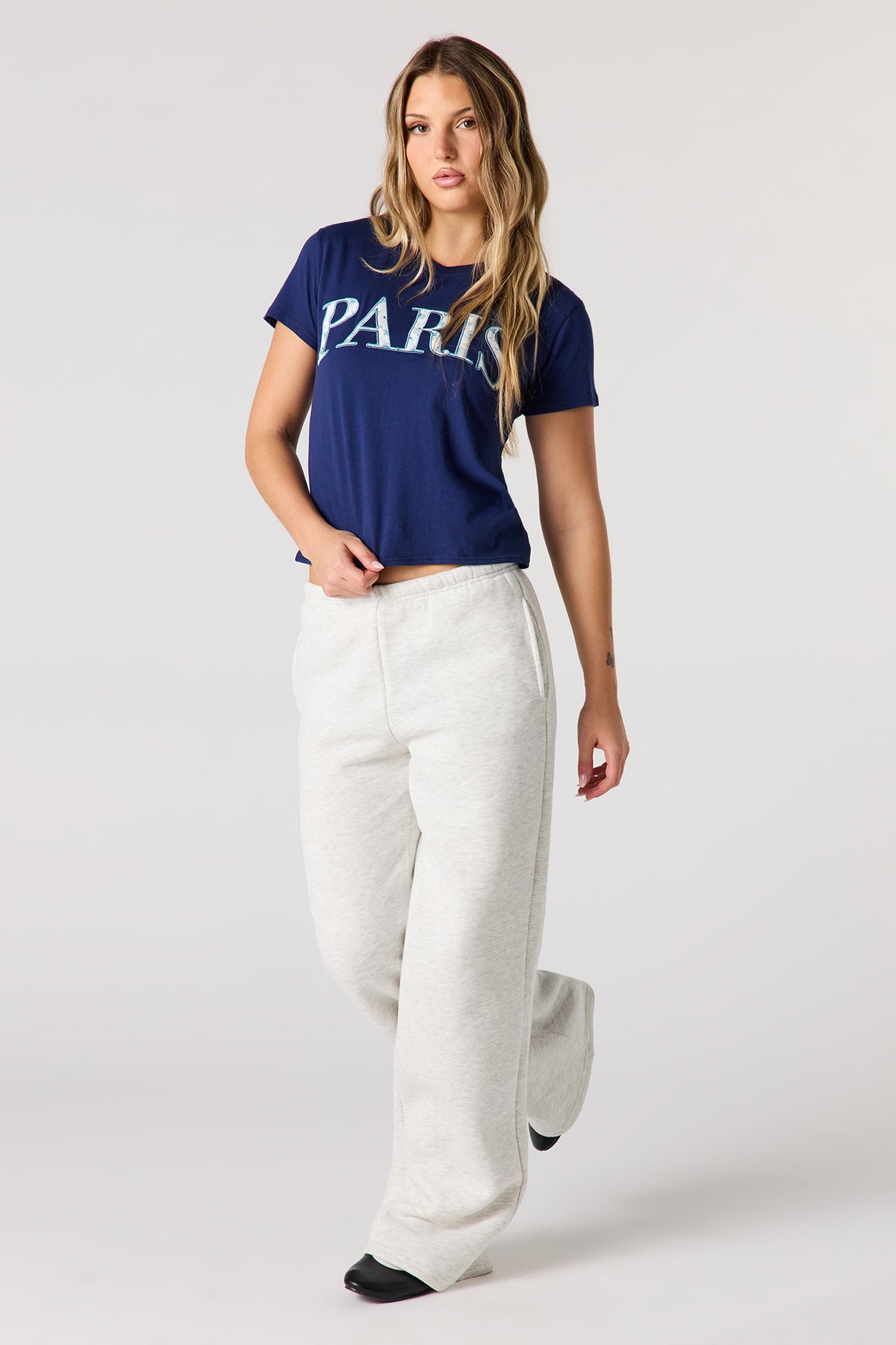 Vue alternative 3. T-shirt carré avec motif brodé en sergé
