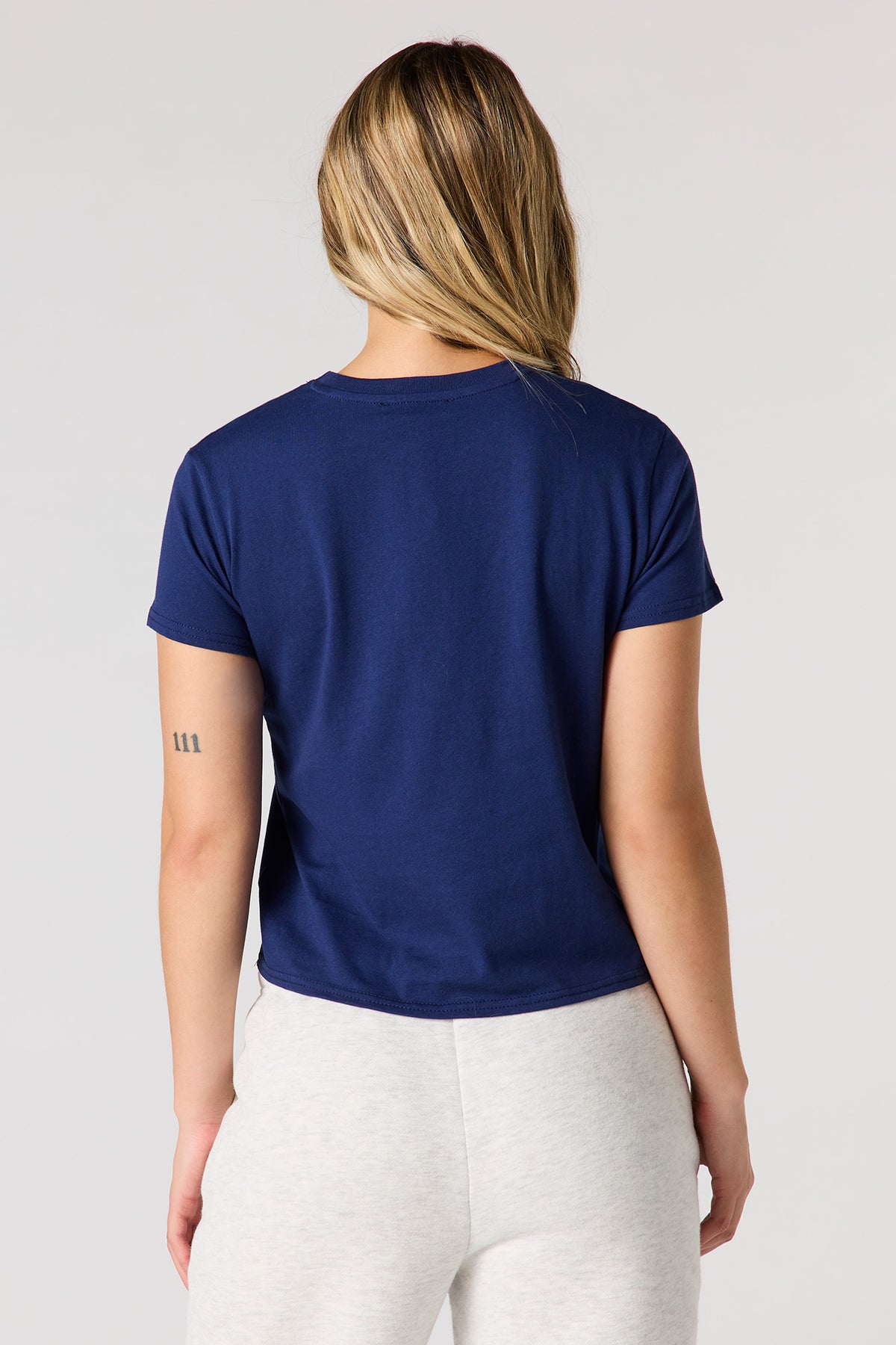 Vue alternative 2. T-shirt carré avec motif brodé en sergé