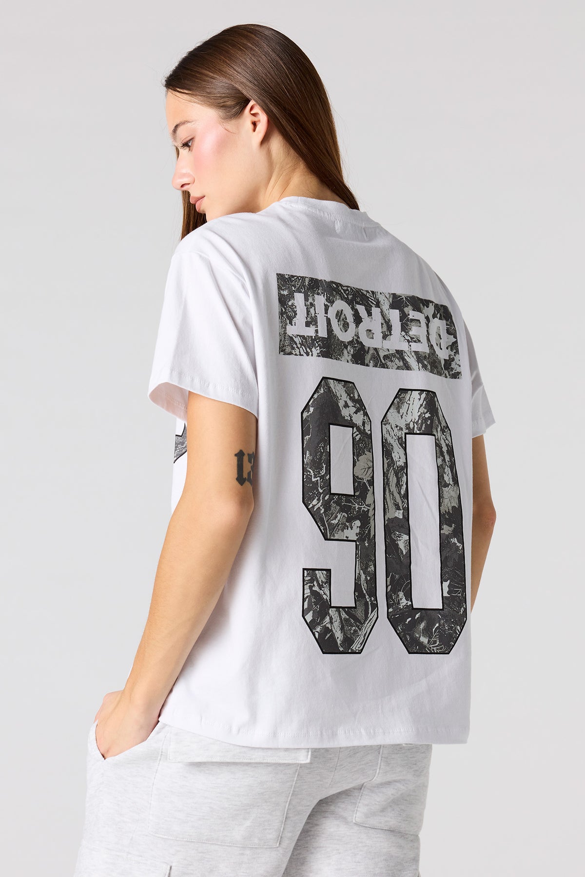 T-shirt à imprimé Detroit en relief avec motif camouflage