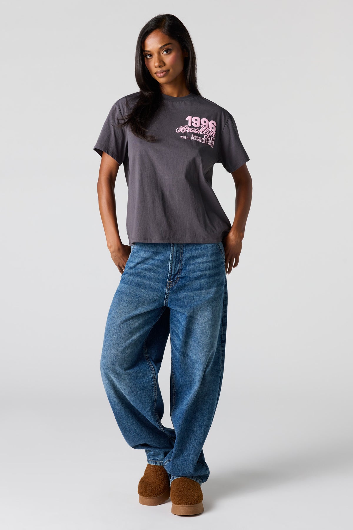 Vue alternative 3. T-shirt carré de coupe garçonne avec imprimé NYC en relief