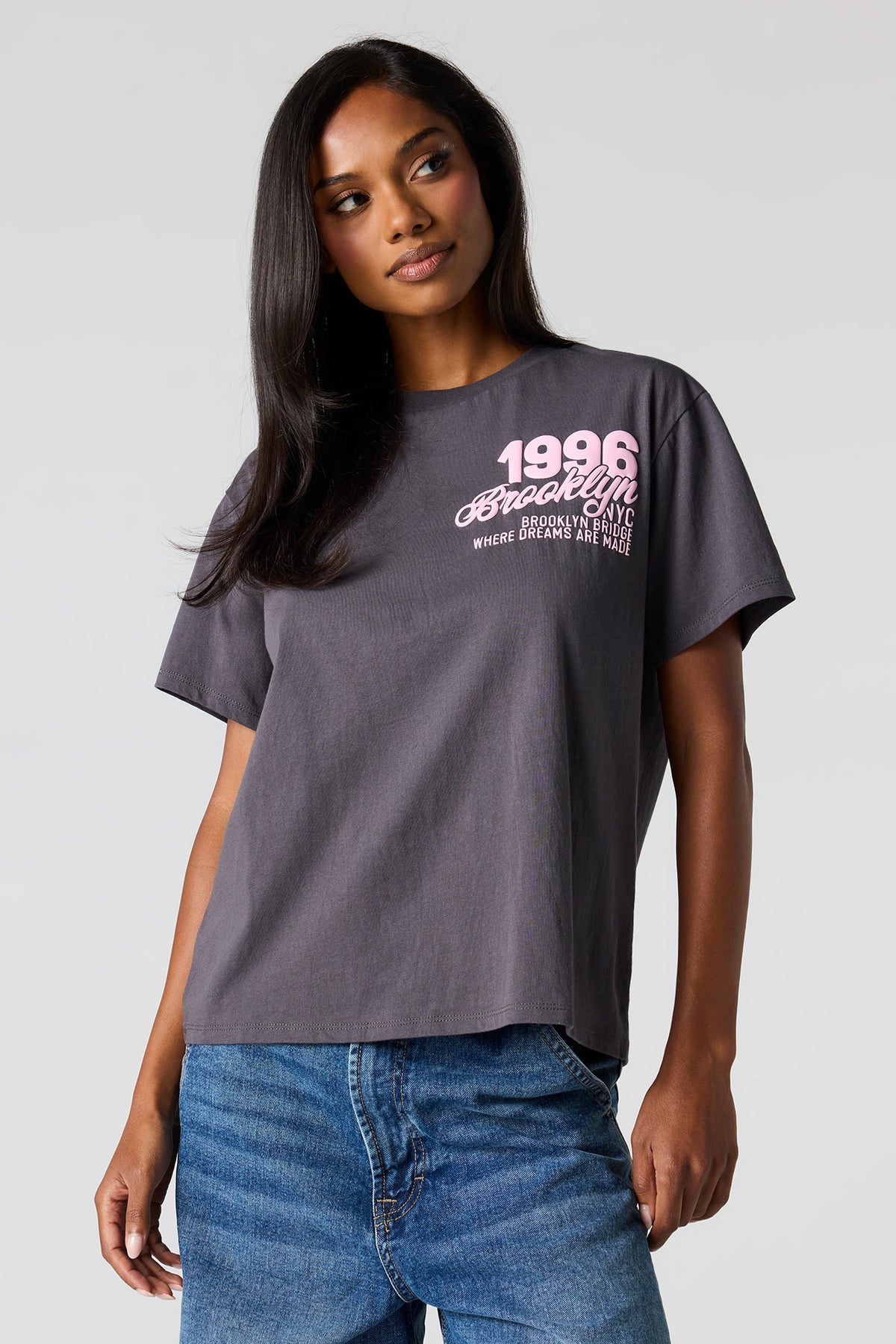 Vue alternative 2. T-shirt carré de coupe garçonne avec imprimé NYC en relief