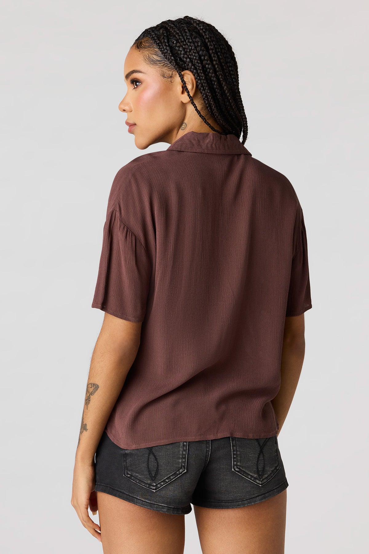 Vue alternative 2. Haut boutonné texturé à manches courtes