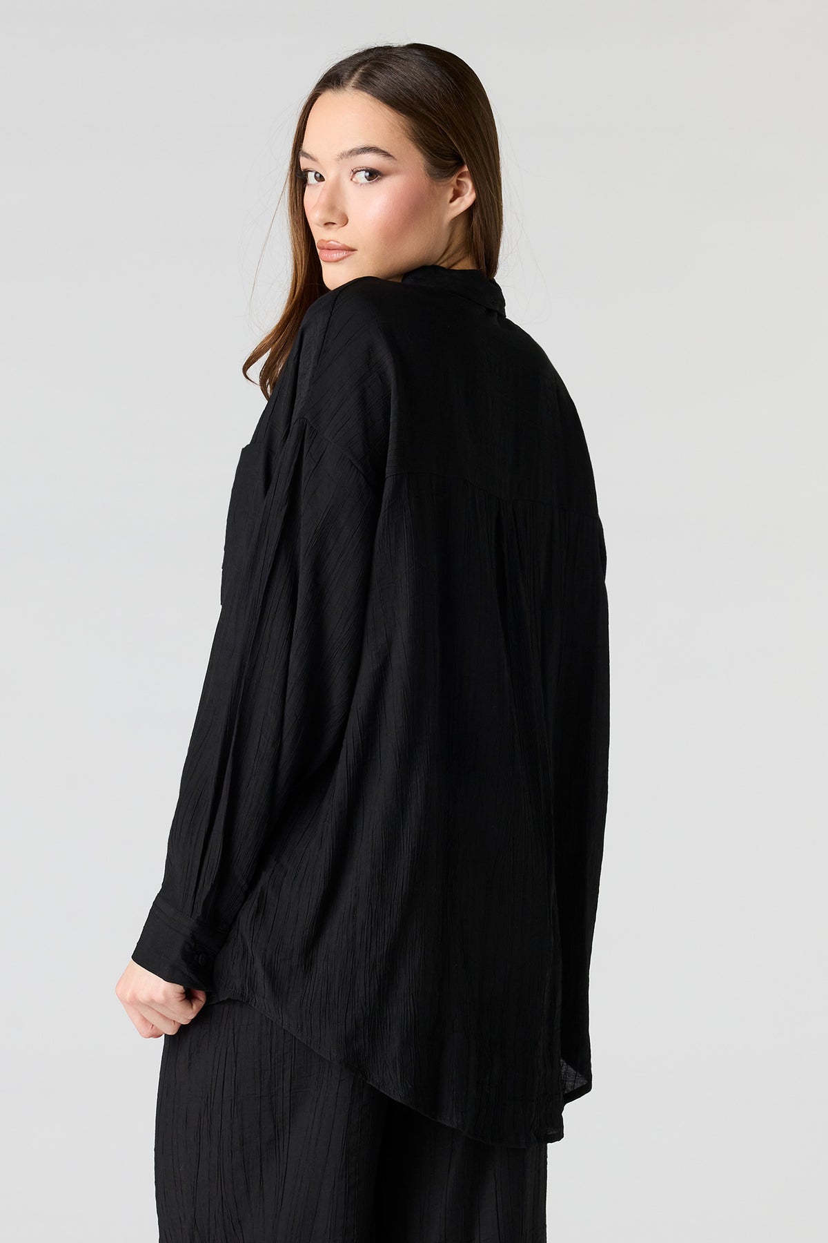Vue alternative 2. Haut surdimensionné texturé boutonné
