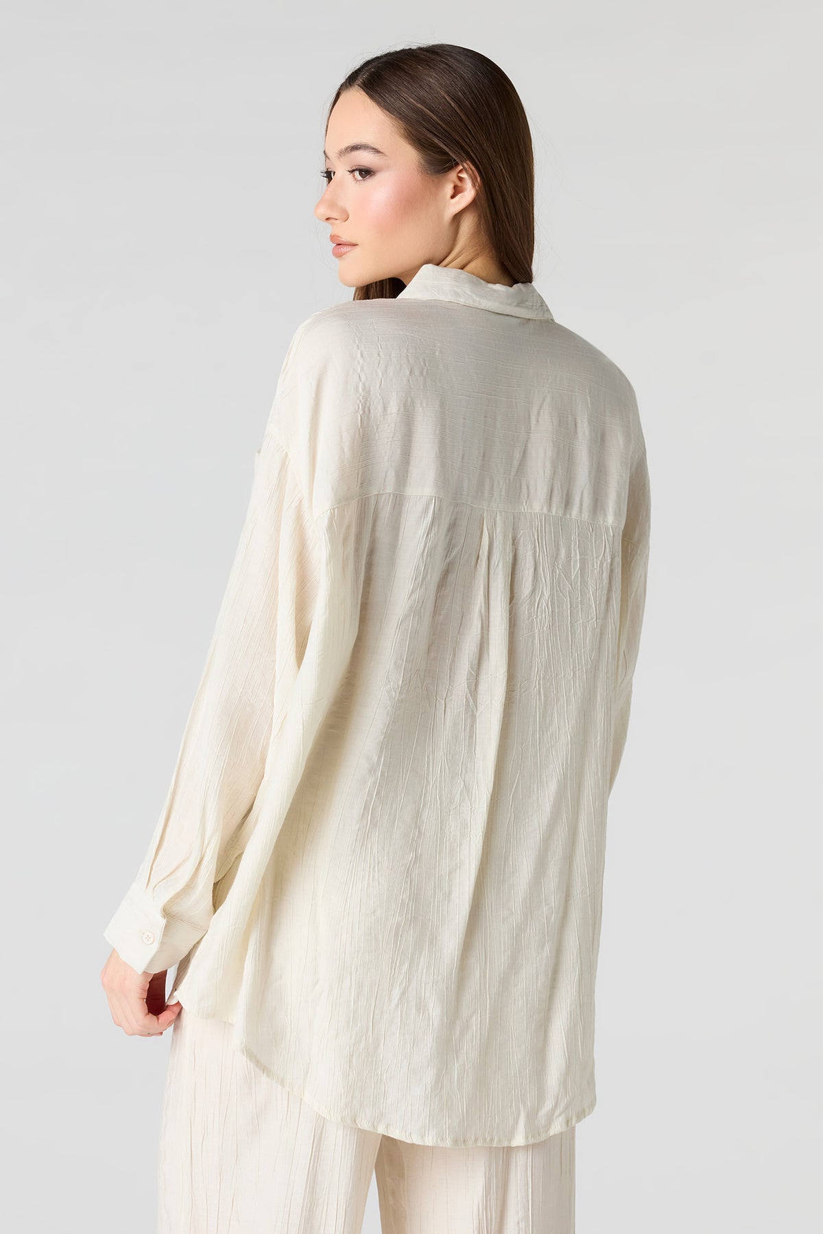 Vue alternative 2. Haut surdimensionné texturé boutonné