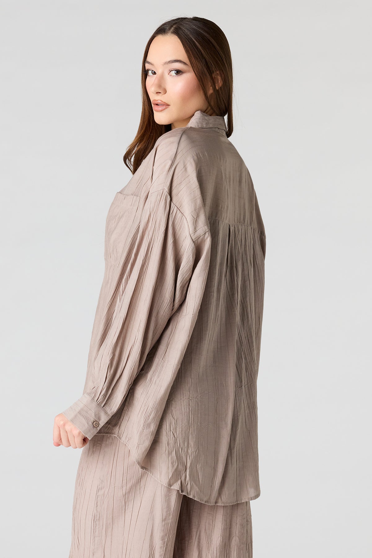 Vue alternative 2. Haut surdimensionné texturé boutonné