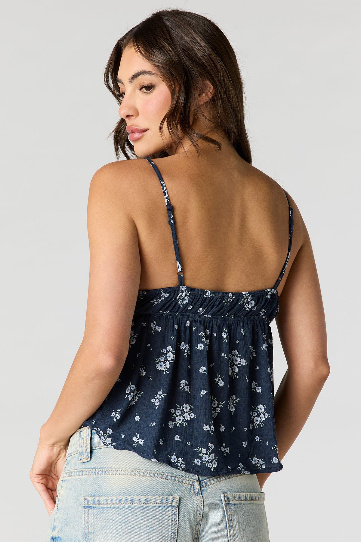 Vue alternative 2. Débardeur de style nuisette fleuri à surplis