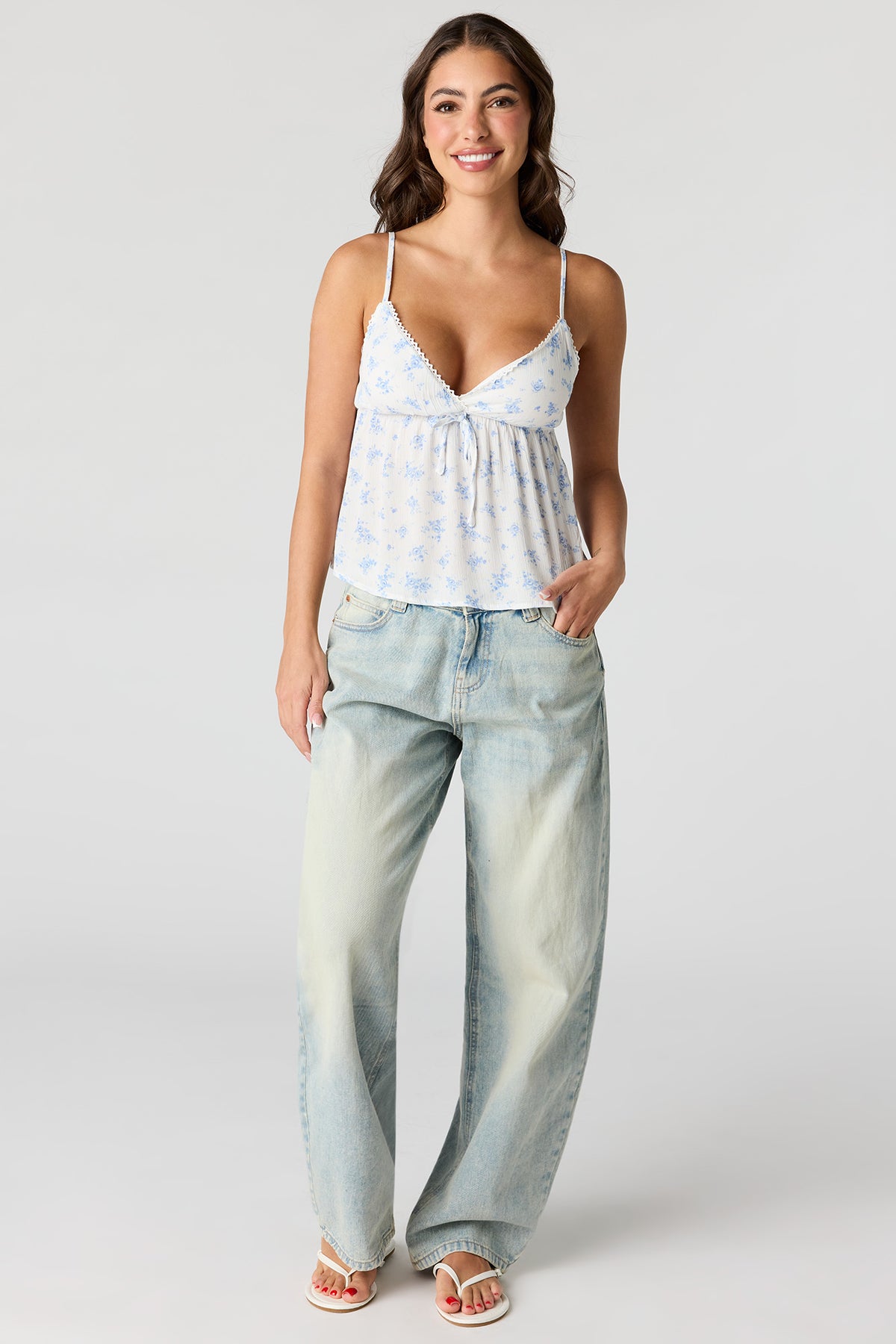 Vue alternative 3. Débardeur de style nuisette fleuri à surplis