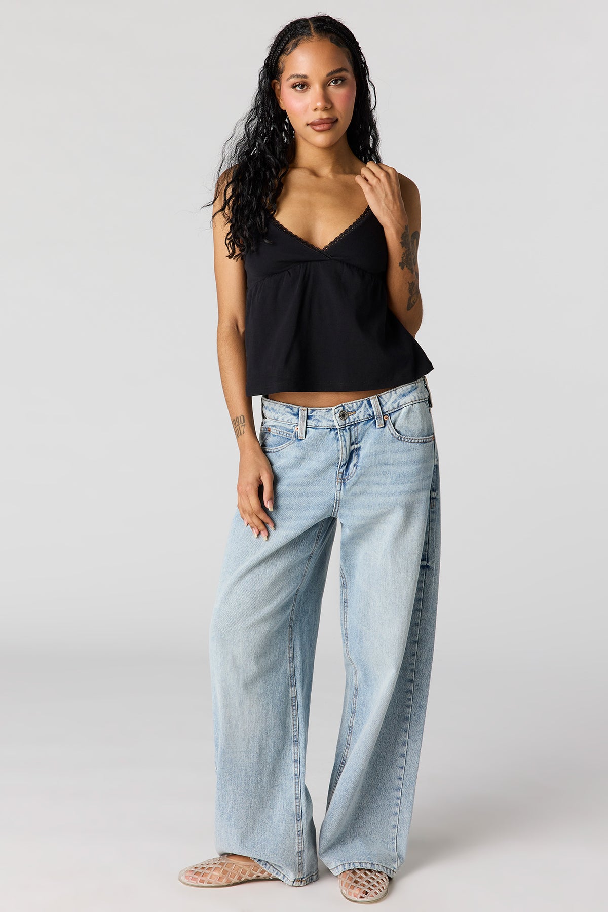 Vue alternative 3. Débardeur de style nuisette à surplis avec liséré de dentelle
