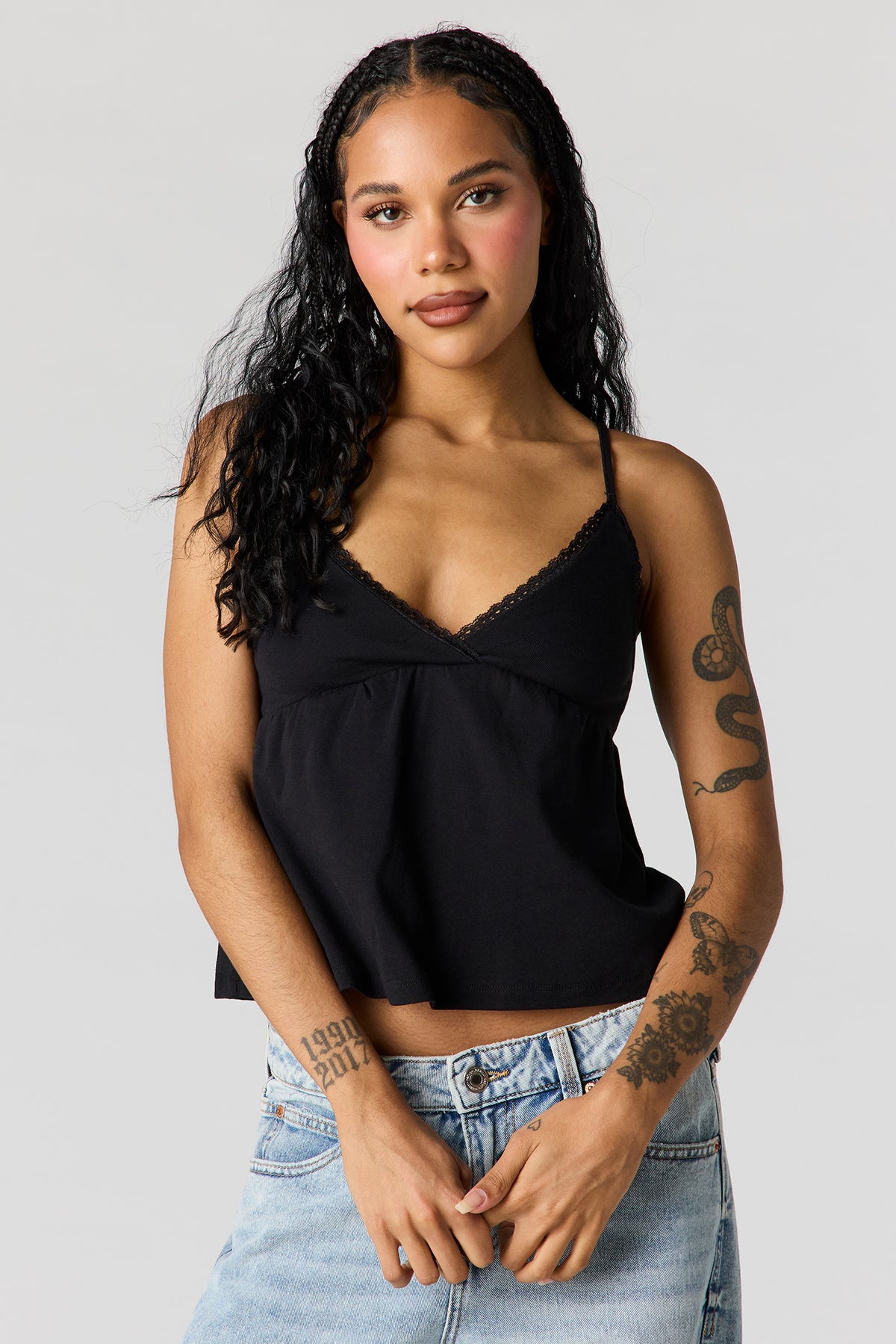 Débardeur de style nuisette à surplis avec liséré de dentelle
