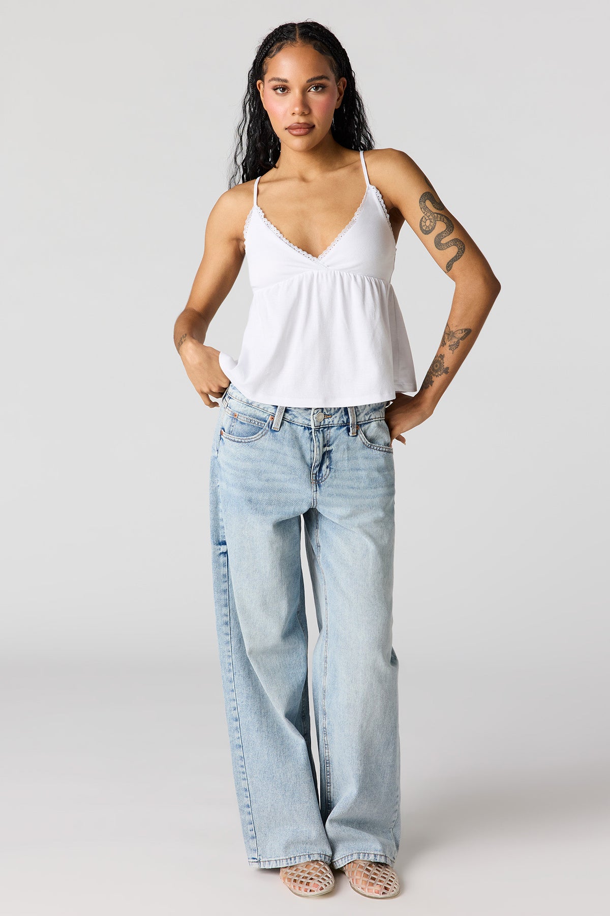 Vue alternative 3. Débardeur de style nuisette à surplis avec liséré de dentelle