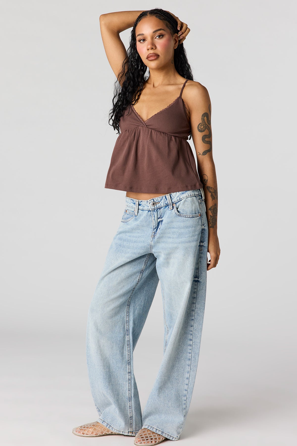 Vue alternative 3. Débardeur de style nuisette à surplis avec liséré de dentelle