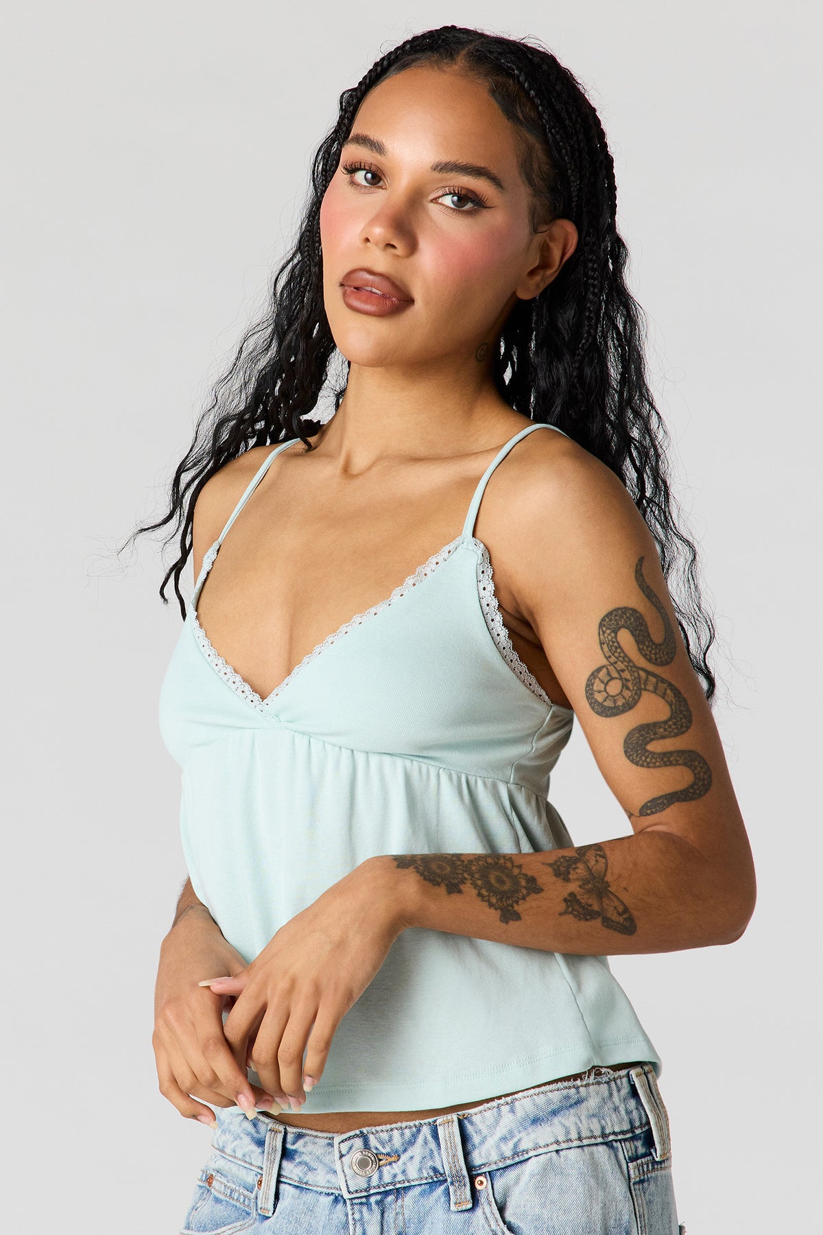 Débardeur de style nuisette à surplis avec liséré de dentelle