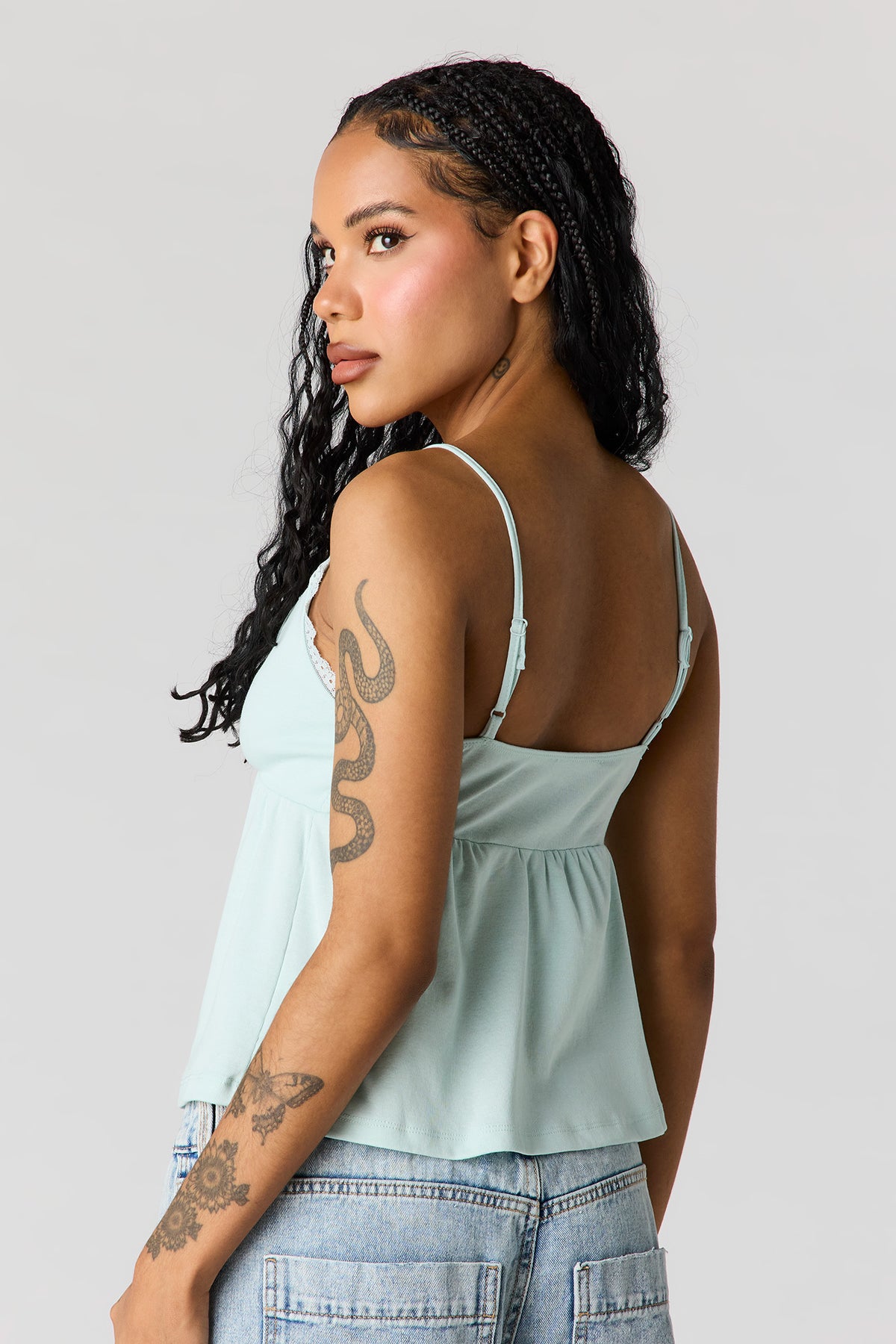 Vue alternative 2. Débardeur de style nuisette à surplis avec liséré de dentelle