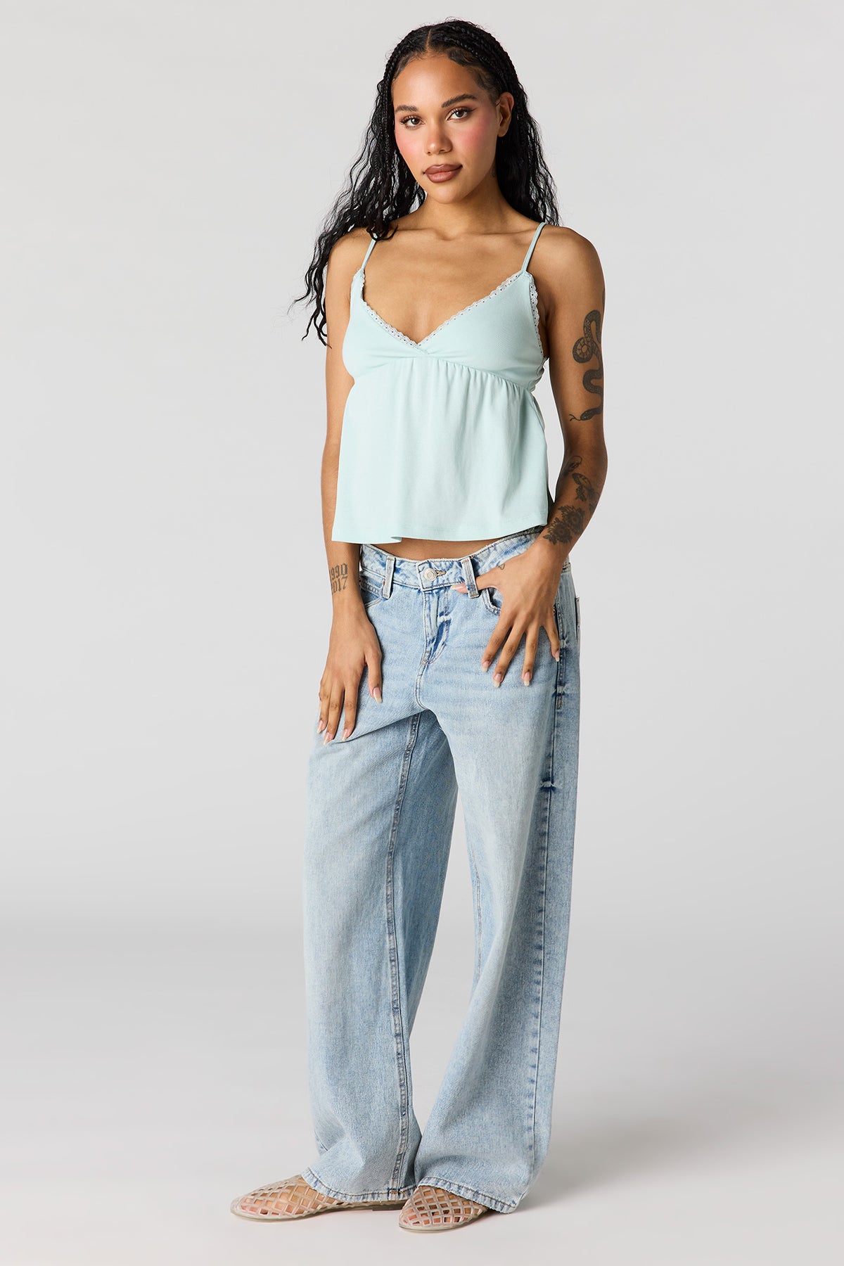 Vue alternative 3. Débardeur de style nuisette à surplis avec liséré de dentelle