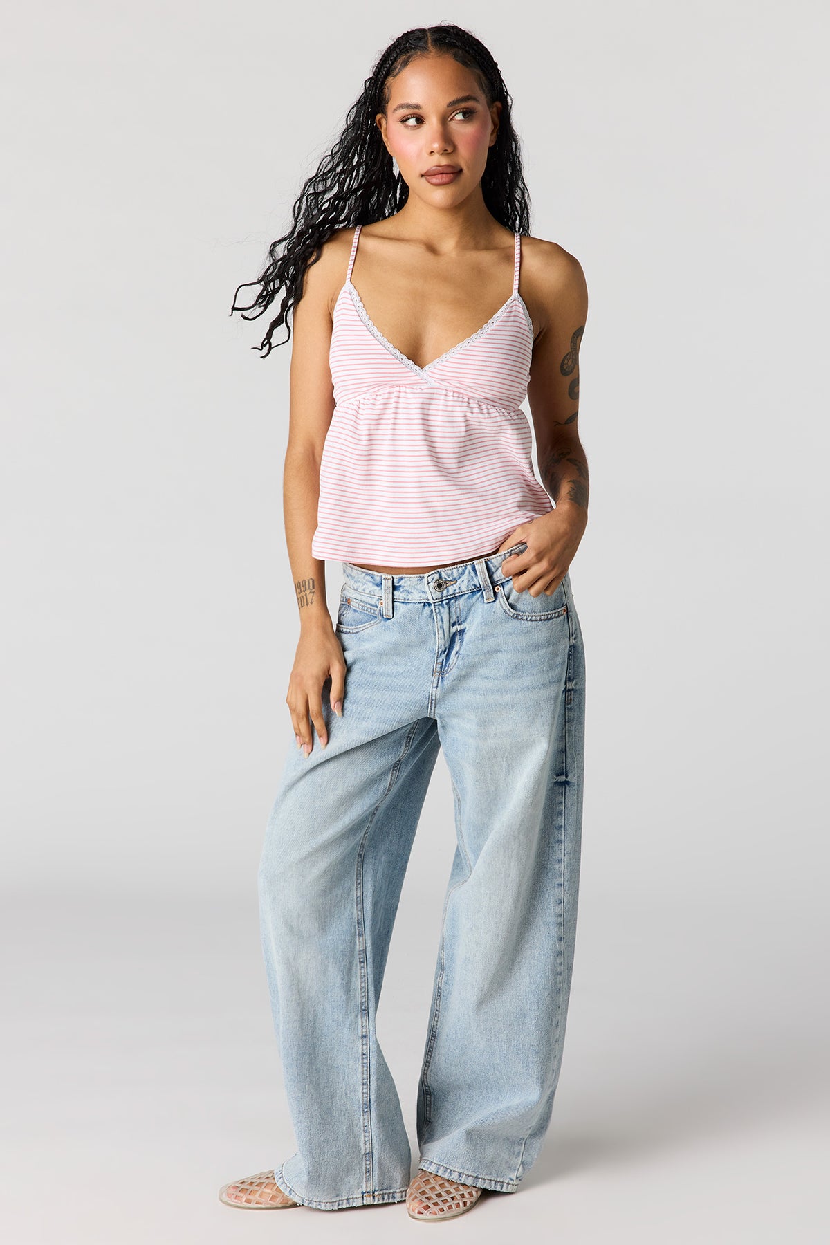 Vue alternative 3. Débardeur de style nuisette à surplis avec liséré de dentelle